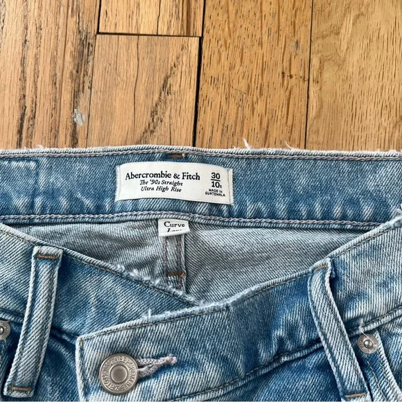 Abercrombie & Fitch Curve Love The ‘90s Straight Light Blue Straight Leg Jeans - Picture 5 of 10